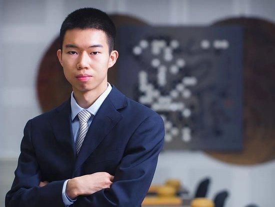 尿憋得扭来扭去