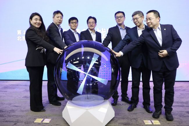 看着小刚挺进娇妻的体内