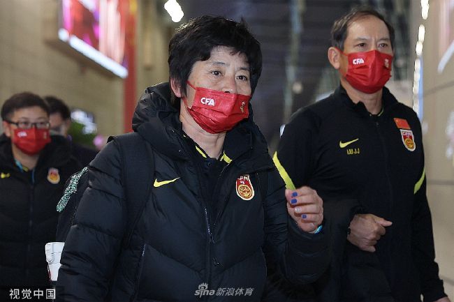 美女扒开自己的尿口让男人捅